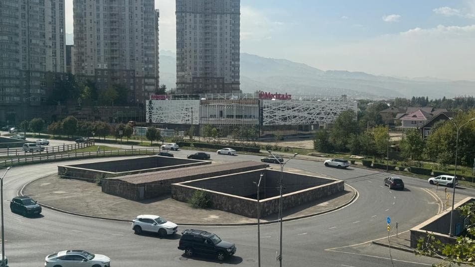 Саина — Торайгырова, юго-запад (съезд на Аль-Фараби и Аскарова)